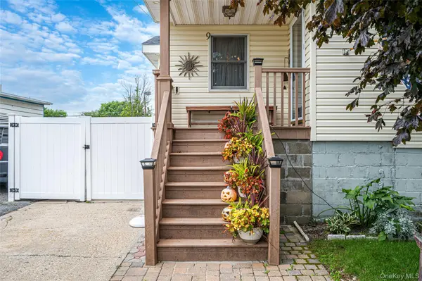 9 Perry PL, Lindenhurst, NY 11757