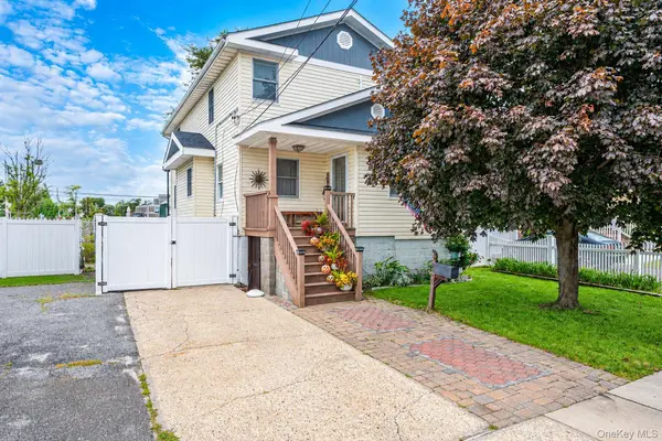 9 Perry PL, Lindenhurst, NY 11757