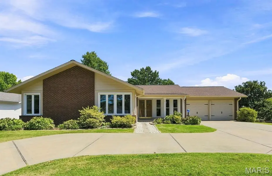 738 Henry AVE, Ballwin, MO 63011