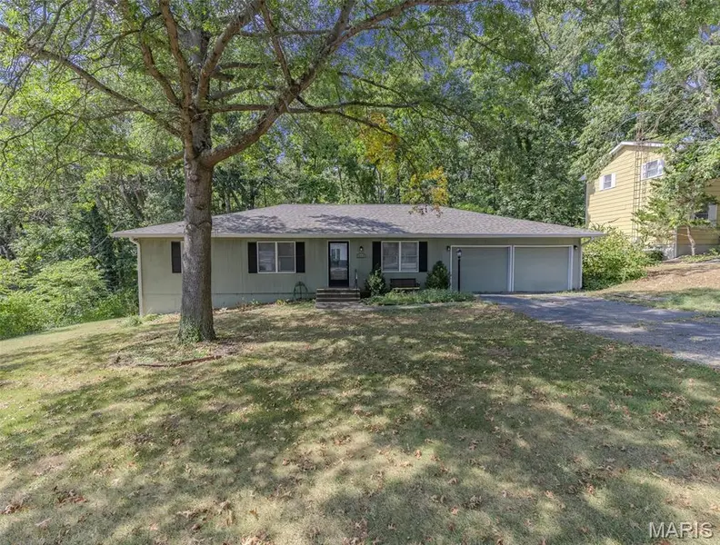 320 Hillcrest DR, Carlinville, IL 62626