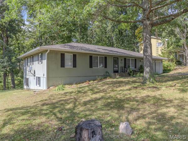 320 Hillcrest DR, Carlinville, IL 62626