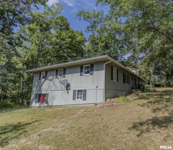 320 HILLCREST DR, Carlinville, IL 62626