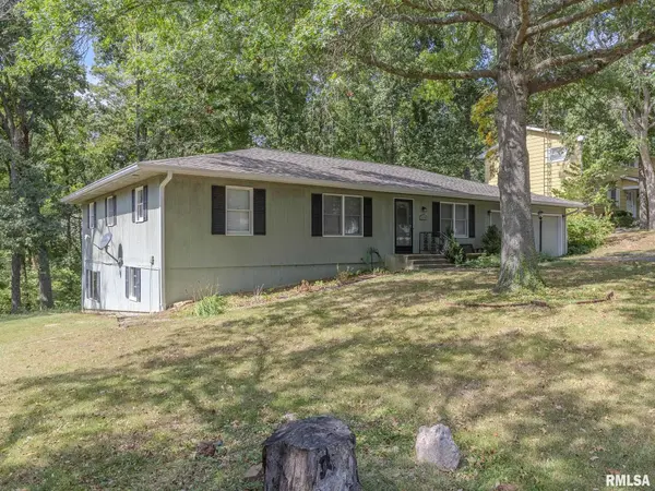 320 HILLCREST DR, Carlinville, IL 62626