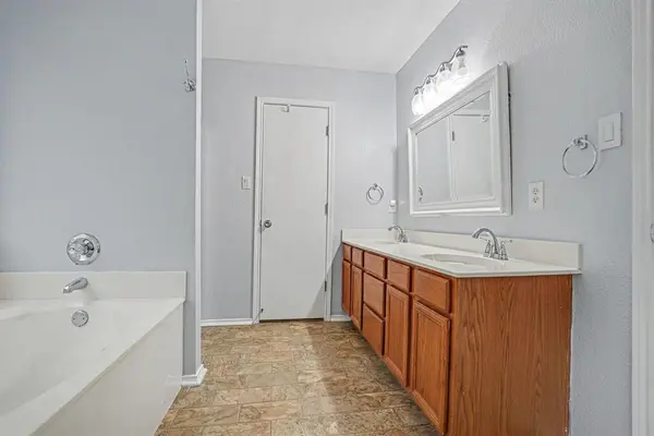 106 Bent Creek Court, Waxahachie, TX 75165