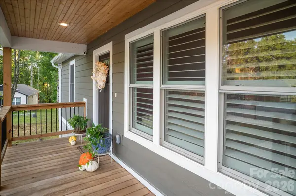 212 Walt DR, Hendersonville, NC 28792