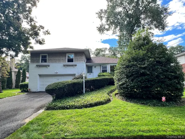 108 Gilmar LN, Roslyn Heights, NY 11577