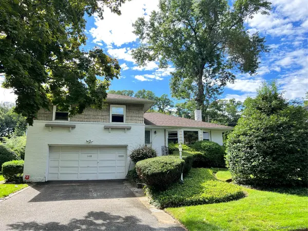 108 Gilmar LN, Roslyn Heights, NY 11577