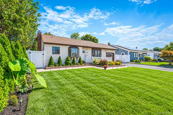 833 N Fulton AVE, Lindenhurst, NY 11757