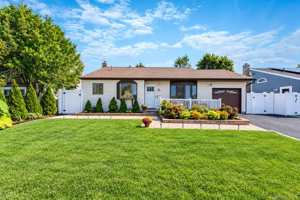833 N Fulton AVE, Lindenhurst, NY 11757