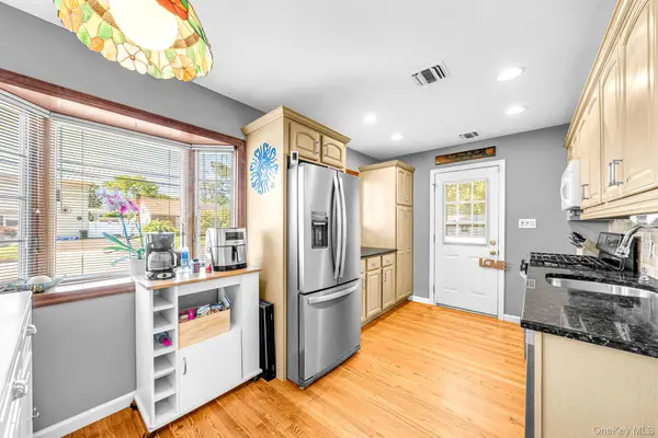 833 N Fulton AVE, Lindenhurst, NY 11757