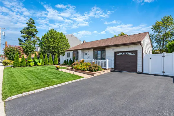 833 N Fulton AVE, Lindenhurst, NY 11757