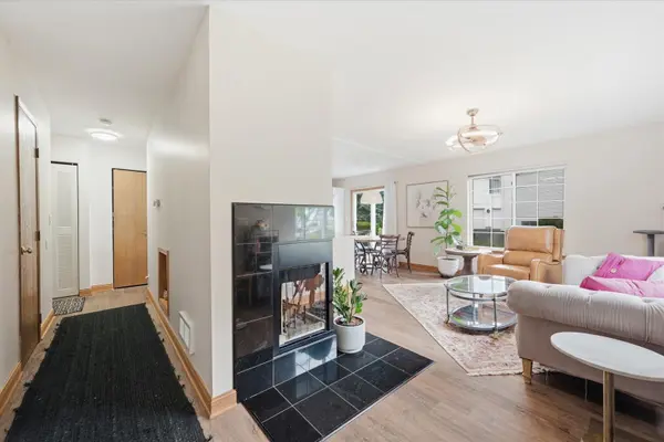 689 Fieldcrest DR #B, South Elgin, IL 60177
