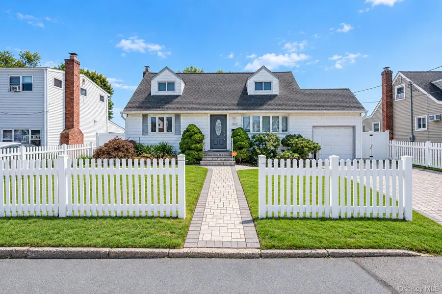 1032 N Hamilton AVE, Lindenhurst, NY 11757