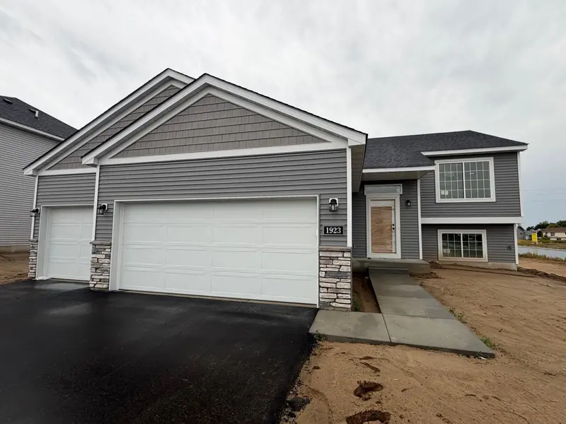 1923 Pierce ST S, Cambridge, MN 55008