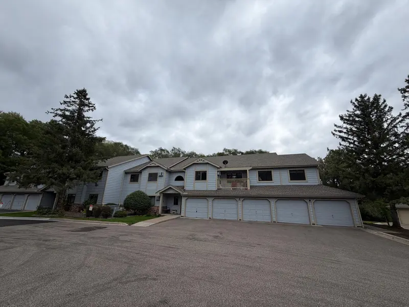 1570 Wheelock LN #104, Saint Paul, MN 55117