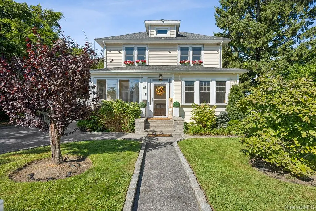 68 Lincoln AVE, Sayville, NY 11782
