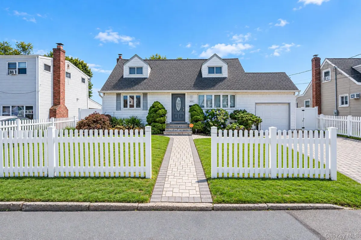 1032 N Hamilton AVE, Lindenhurst, NY 11757