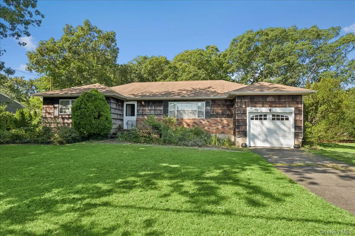 632 Spruce AVE, Sayville, NY 11782