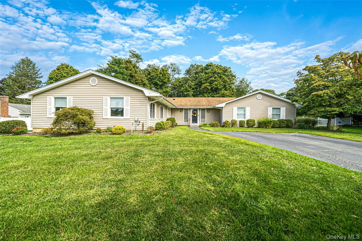3 Stacy CT, Port Jefferson, NY 11777