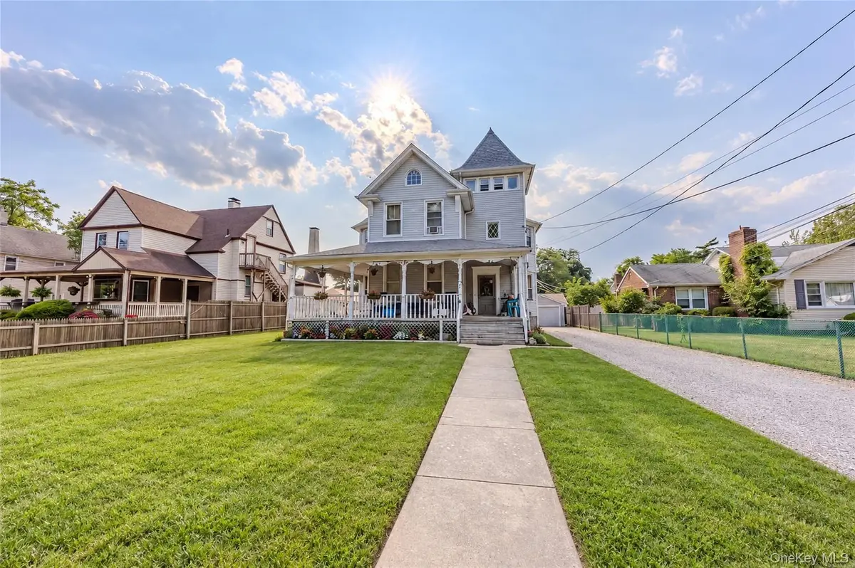 38 Park AVE, Amityville, NY 11701
