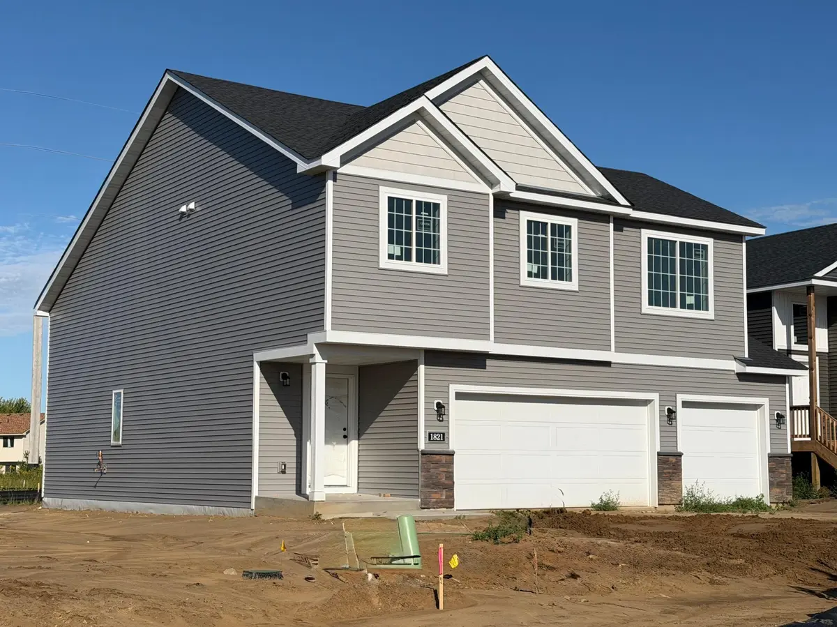 1821 Pierce ST S, Cambridge, MN 55008
