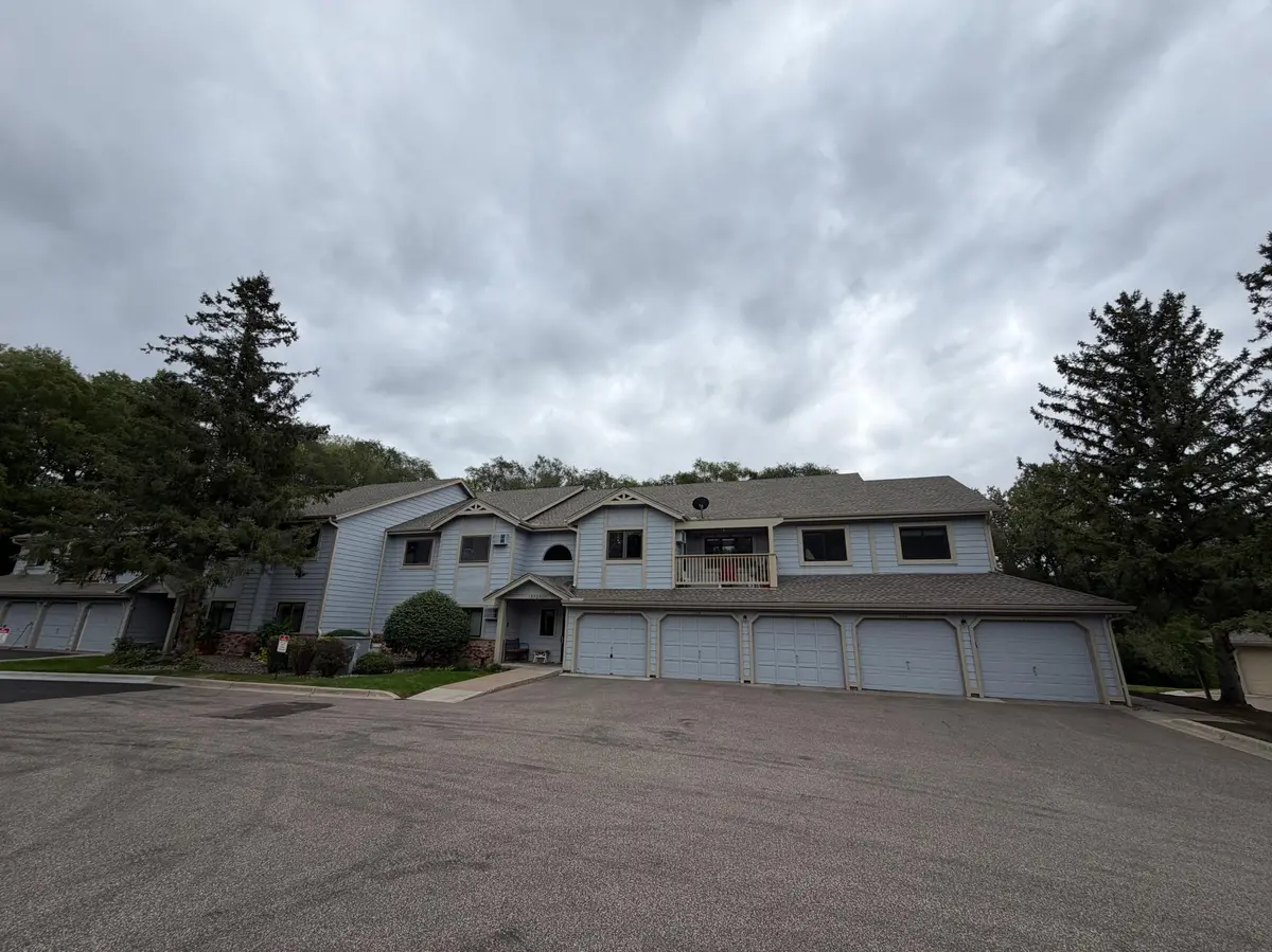 1570 Wheelock LN #104, Saint Paul, MN 55117