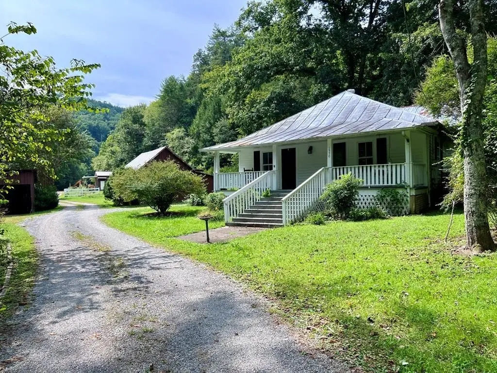 1570 S Helton Rd, Sevierville, TN 37862