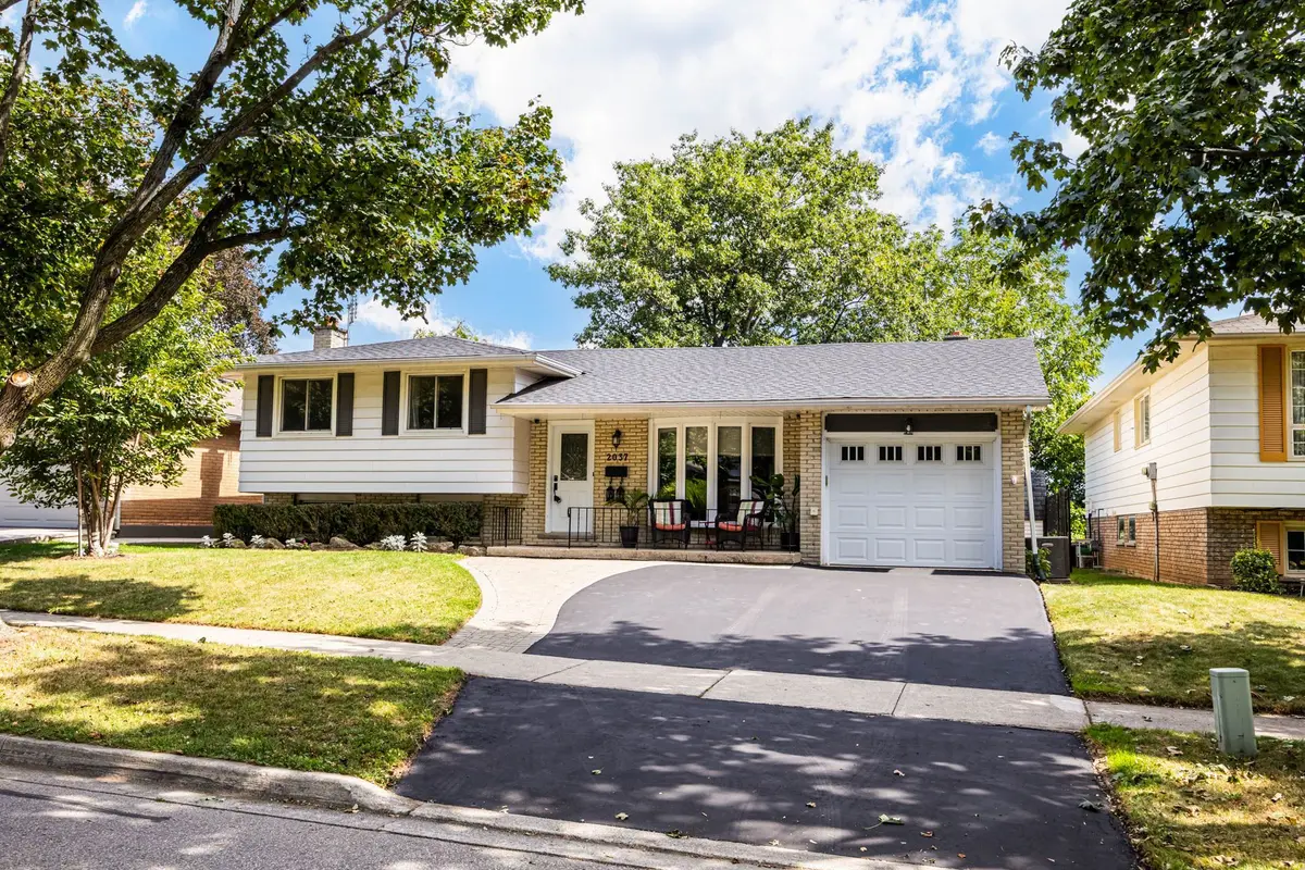 2037 Mountain Grove AVE, Burlington, ON L7P 2H8