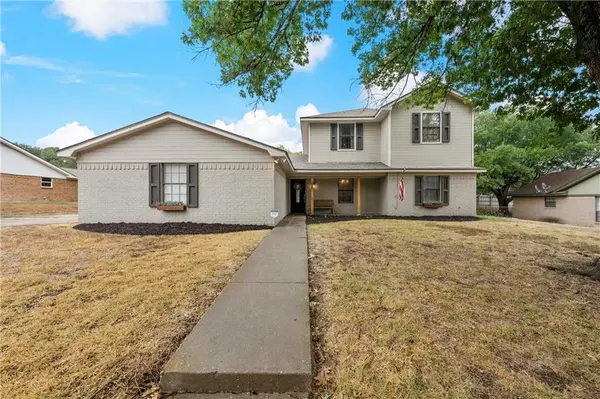 216 Hillside Drive, Hewitt, TX 76643