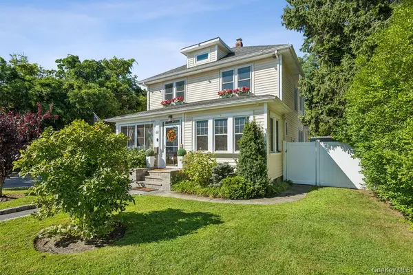 68 Lincoln AVE, Sayville, NY 11782