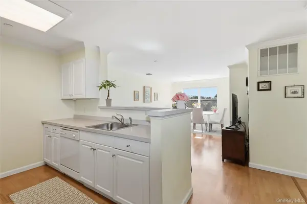 300 Woodcrest LN #329, Mount Kisco, NY 10549