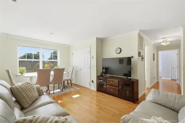 300 Woodcrest LN #329, Mount Kisco, NY 10549