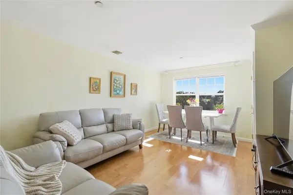 300 Woodcrest LN #329, Mount Kisco, NY 10549