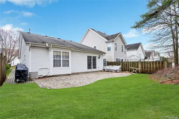 41 Madison CIR, Middle Island, NY 11953