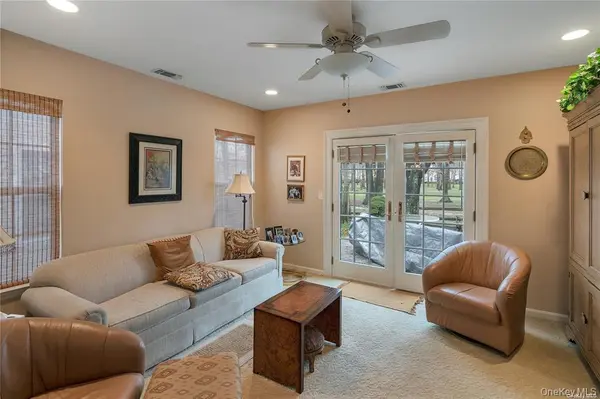 41 Madison CIR, Middle Island, NY 11953
