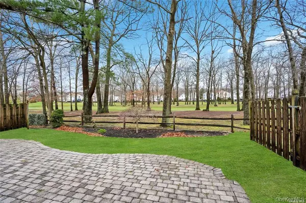 41 Madison CIR, Middle Island, NY 11953