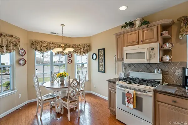 41 Madison CIR, Middle Island, NY 11953