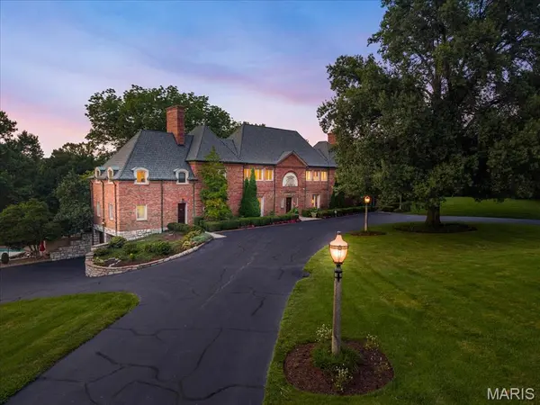 19 Squires LN, St Louis, MO 63131