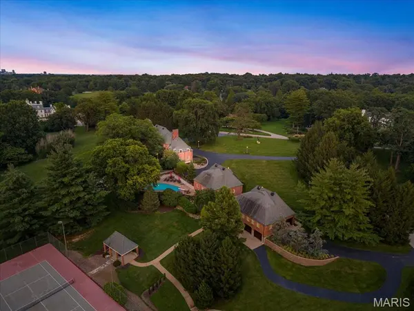 19 Squires LN, St Louis, MO 63131