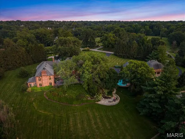 19 Squires LN, St Louis, MO 63131