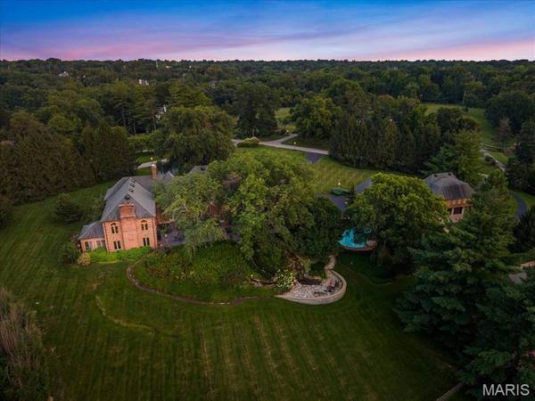 19 Squires LN, St Louis, MO 63131