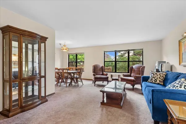 1255 John DR, Hoffman Estates, IL 60169