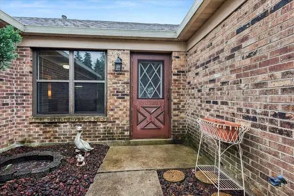 1255 John DR, Hoffman Estates, IL 60169