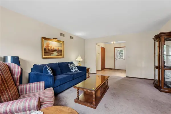 1255 John DR, Hoffman Estates, IL 60169
