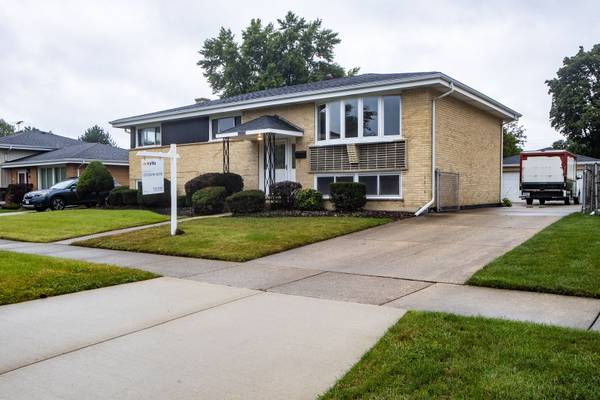 565 Arlene DR, Wood Dale, IL 60191