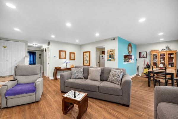 8225 Willow DR #45B, Palos Hills, IL 60465