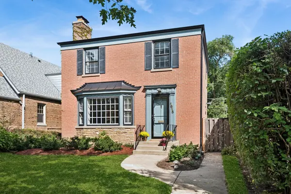 1615 Dobson ST, Evanston, IL 60202