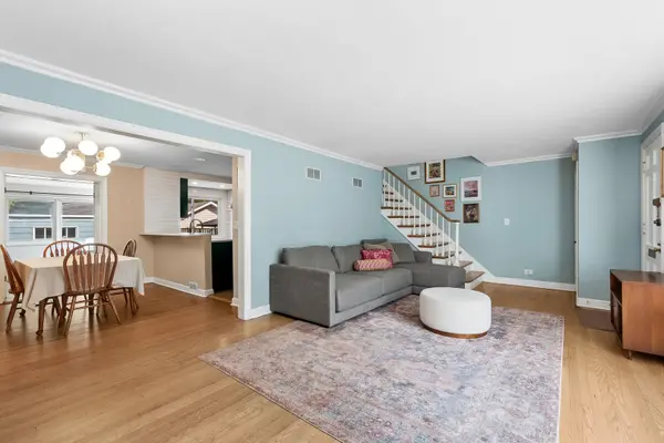 1615 Dobson ST, Evanston, IL 60202