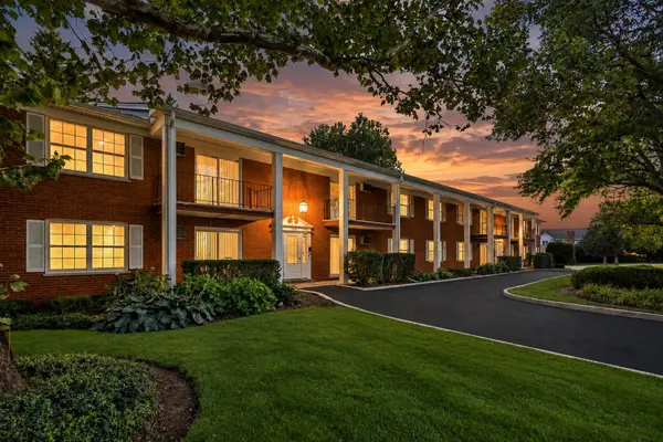 775 Pershing AVE #2-B, Glen Ellyn, IL 60137