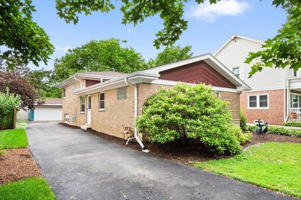 532 N Redfield CT, Park Ridge, IL 60068